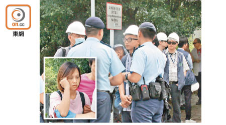 警員到場了解事件。小圖為持刀架頸女子送院治理。（馮溢華攝）