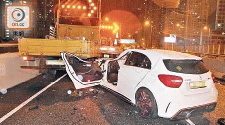 平治房車失控撼箭嘴車。（胡德威攝）