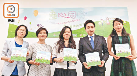 香港大學推行全港首個為濕疹兒童及家長而設的親子訓練計劃。右起為郭太、陳俊彥、陳凱欣。（戴碧怡攝）
