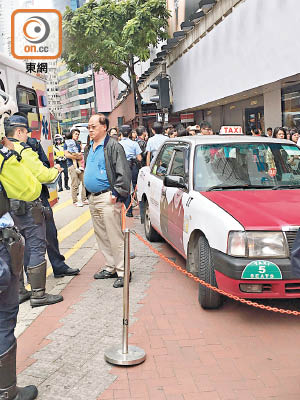 被告劉永思（藍衣）事發後在現場接受警方調查。