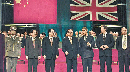 錢其琛（左二）任內致力處理港澳回歸工作，圖為他出席九七年的香港回歸儀式。（資料圖片）