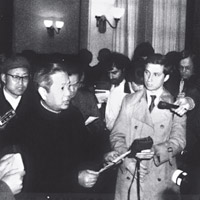 錢其琛（左二）出席一九八二年外交部首場發布會。（互聯網黑白圖片）