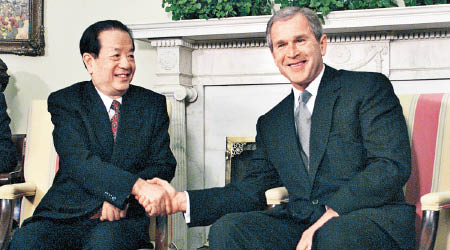 錢其琛為中國資深外交官，圖為他在美國白宮與時任美國總統小布殊（右）會面。