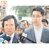 郭炳江（左）在兒子郭基煇陪同下到庭，他說以平常心對待上訴，但亦已為最壞情況作好準備。