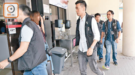 調查九龍灣姦劫案的東九龍總區重案組探員到醫院了解事件。