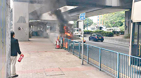 跑車起火，司機離遠手持滅火筒觀望。（互聯網圖片）