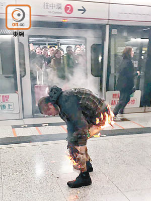 疑犯當日走到月台時，衣服仍着火。