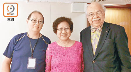 何顯成（左起）、徐莉芳及洪宏道三位「控糖達人」獲香港糖尿聯會頒發勳章表揚。（鍾君容攝）