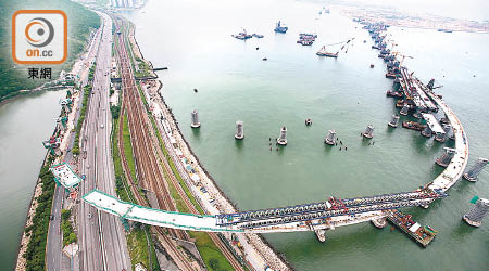屯門至赤鱲角連接路南段由香港口岸人工島直駁北大嶼公路，供車輛直出市區。（資料圖片）