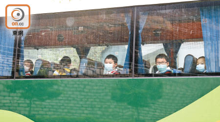 校方已通知校巴公司接載學童後須徹底消毒。