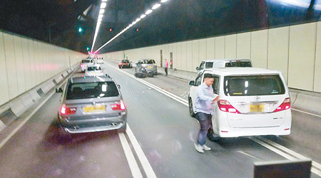 西隧管道內發生五車相撞意外。（互聯網圖片）