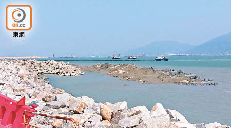 香港接線填海土地曾經「塌方」，泥石滑出海面。