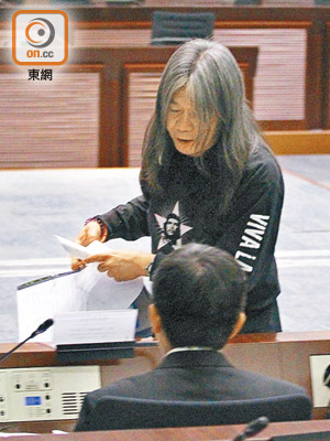 梁國雄去年在會議中搶走馬紹祥枱上文件，被控違反特權法。