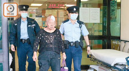 涉案被打傷老婦由警員帶署。（冼耀華攝）