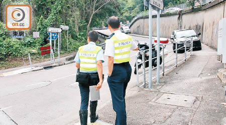 警員在車禍現場調查。（張開裕攝）