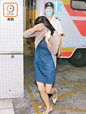 女事主抗賊被割傷手部送院。（梁裔楠攝）