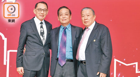 楊受成（左）、韓美林（中）及世界華人協會創辦人程萬琦（右）齊歡聚。