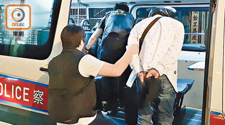 疑犯被押上警車。