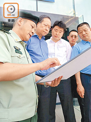 黎棟國（左二）與雲南省執法當局商討打擊非華裔非法入境者的進一步合作。