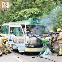 消防開喉將火救熄。（馬竟峯攝）