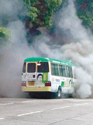 小巴車底着火，冒出滾滾濃煙。（互聯網圖片）