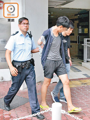 警員在宿舍帶走一名男生助查。