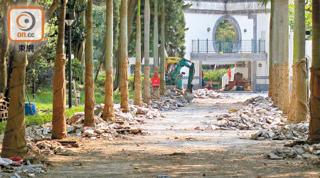 麗港公園因重鋪地磚，產生一千二百噸泥頭及廢料。