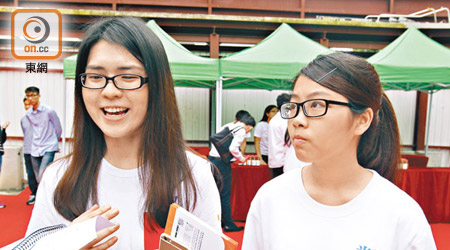 梁嘉儀（左）及陳麗婷（右）均希望申請入住青年宿舍。（高嘉業攝）