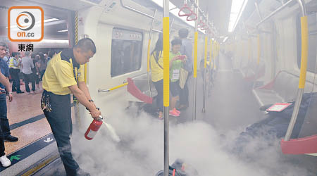 港鐵舉行大型演習，模擬有列車發生火警。（港鐵提供圖片）