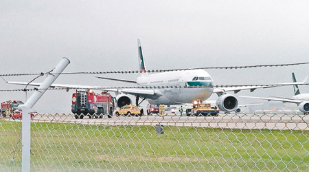 國泰客機懷疑漏油，多輛消防車到場戒備。（網民Joe Law圖片）