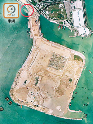港珠澳大橋香港段工程先後發生人工島填海地移動，以及接線填海工程海堤塌方等事故。