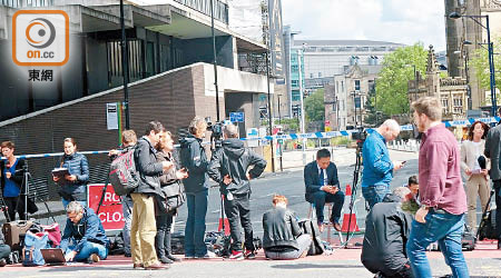 大批記者在體育館外守候最新消息。（章怡攝）