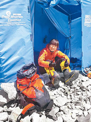 曾燕紅昨午返回珠峰大本營，可見她笑容燦爛，精神良好。（互聯網圖片）