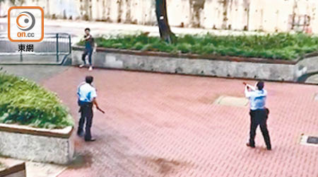 被告廖俊龍（左上）涉持刀與拔槍警員對峙。