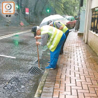 中區<br>在中區堅尼地道，人員忙於清理渠道。（吳嘉誠攝）