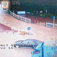 深圳<br>深圳街頭有汽車水中拋錨。