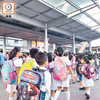 中港海關每日均有大批學童跨境上學。