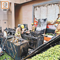 露天咖啡店嚴重焚毀，消防員在現場調查。