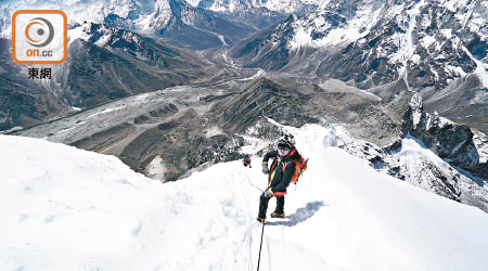 巍峨的雪山充滿危險，吳俊霆登峰時目睹死亡就在身邊發生，但卻無法援手。（吳俊霆提供）