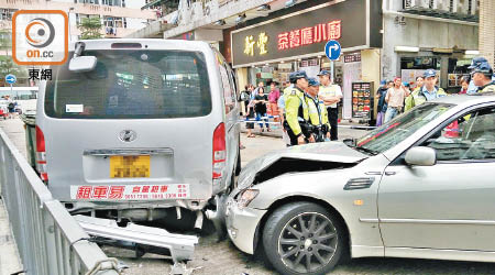 涉案私家車失控撞向路旁客貨車。（李子強攝）