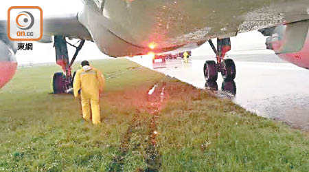 東航一班客機早前發生滑出跑道意外，事件中兩名乘客不適送院。（資料圖片）