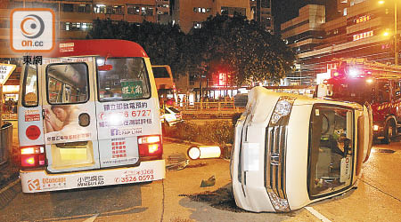 七人車攔腰撞小巴後翻側。（郭垂垂攝）