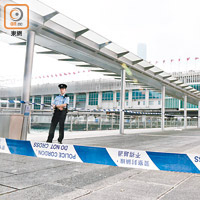 警方封鎖海港城對開一段路面。