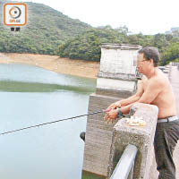 香港仔水塘<br>香港仔下水塘有釣魚男子違規垂釣。