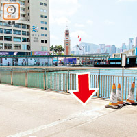 「詐彈」被放置於海港城對開一段路面。