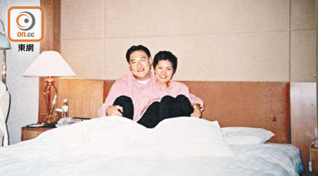 內地記者王文志公開的宋林（左）與情婦楊麗娟（右）床上合照。（資料圖片）