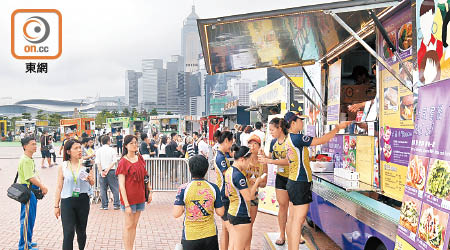 十四架美食車昨首度齊集一地，各式美食趁機鬥一番。（陳德賢攝）