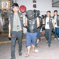 深水埗<br>被捕男女在網吧被帶走。（葉嘉文攝）