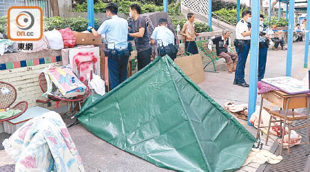 露宿漢猝死街頭，警方在場調查。（林兆崙攝）