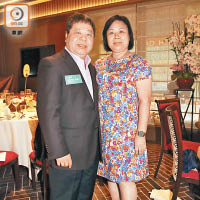 小母牛籌委會副主席王庭聰（左）與太太為善最樂，經常現身慈善活動。